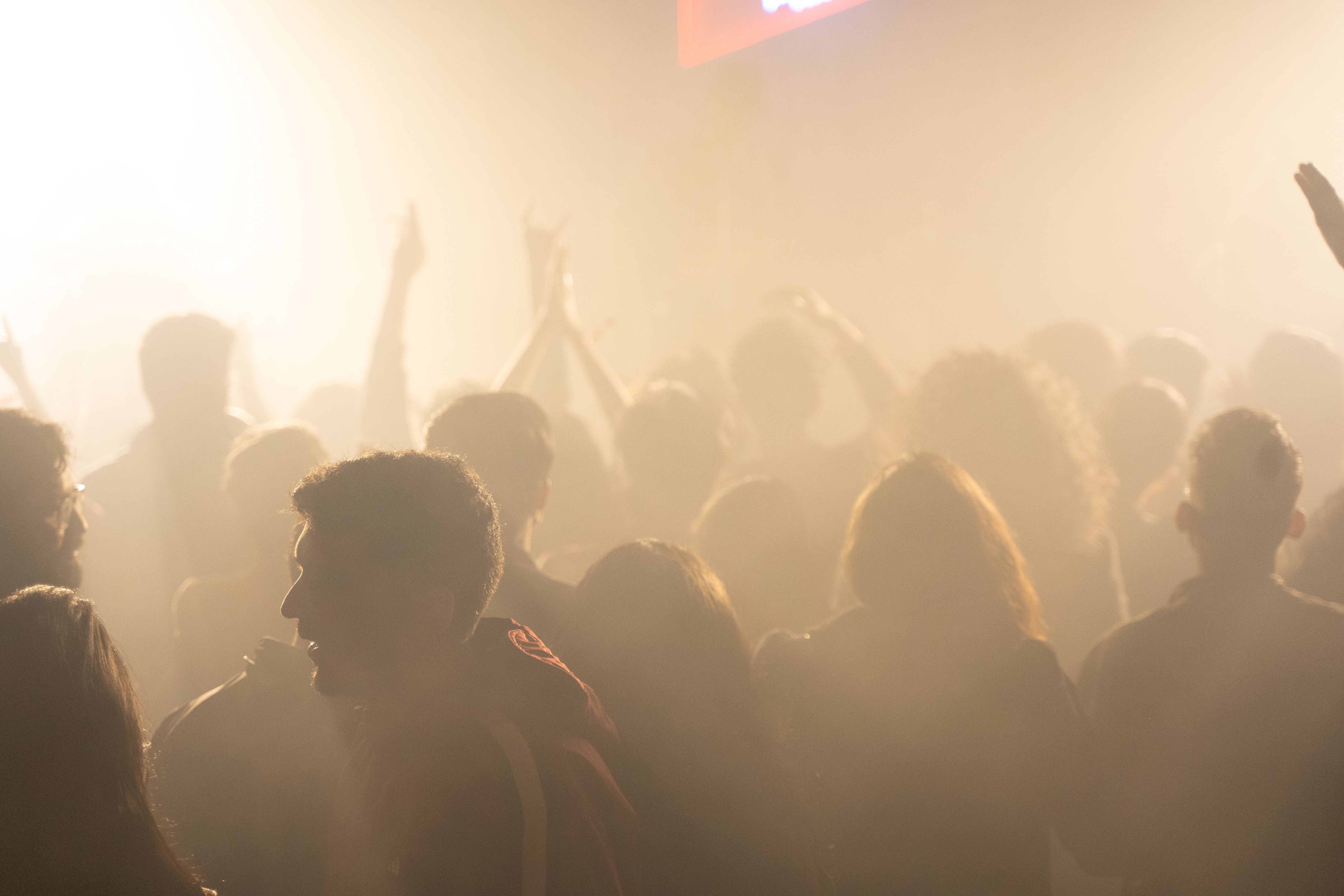 L'effetto cocktail party: perché il tuo brand parla a voce alta e nessuno lo sente
