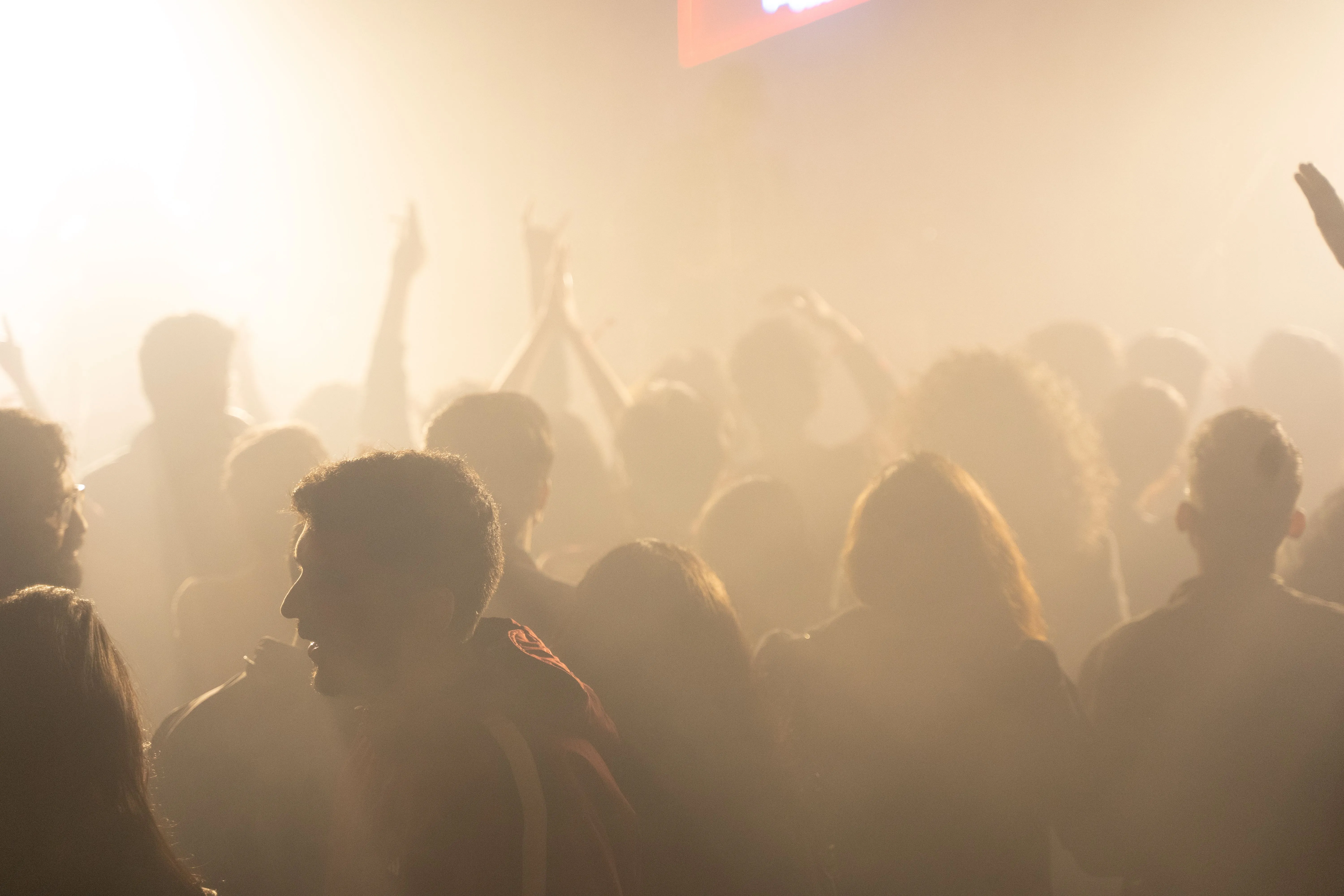 L'effetto cocktail party: perché il tuo brand parla a voce alta e nessuno lo sente